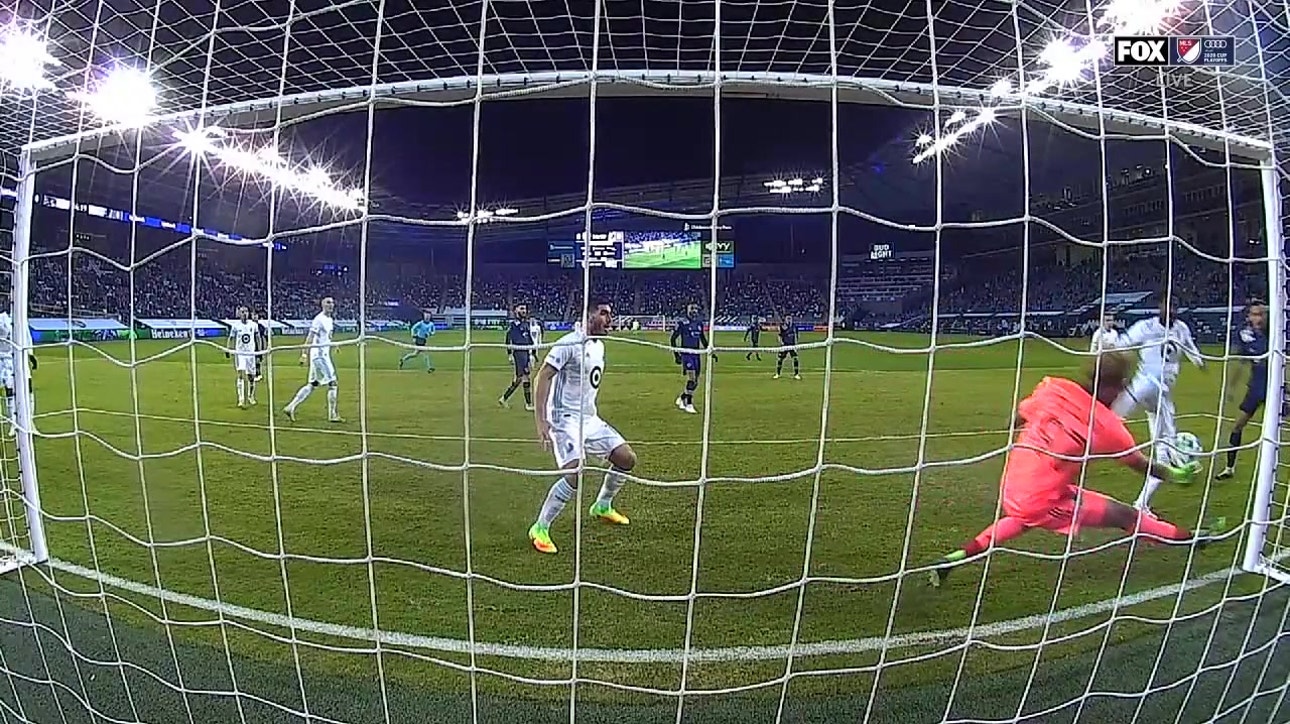 Dayne St. Clair grabs monster save for Minnesota United against Sporting KC