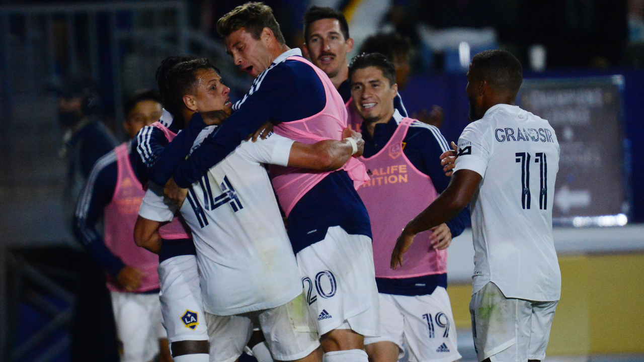 Javier Hernández's towering header helps Galaxy draw with Dynamo, 1-1