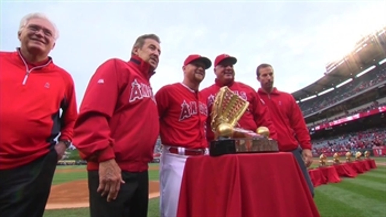 Kole Calhoun accepts his 2015 Gold Glove Award