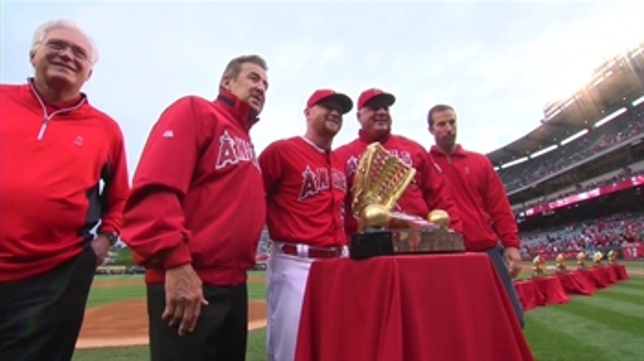 Kole Calhoun accepts his 2015 Gold Glove Award