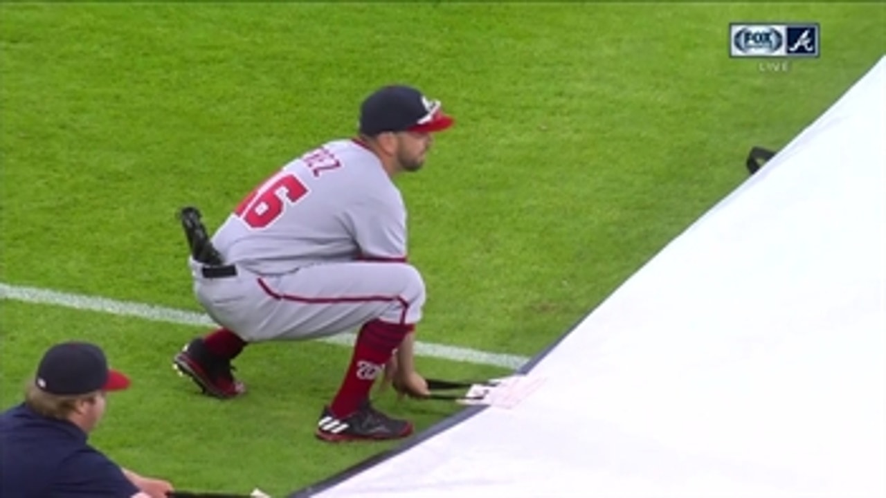 Oliver Perez helps Braves grounds crew during an Atlanta rain delay