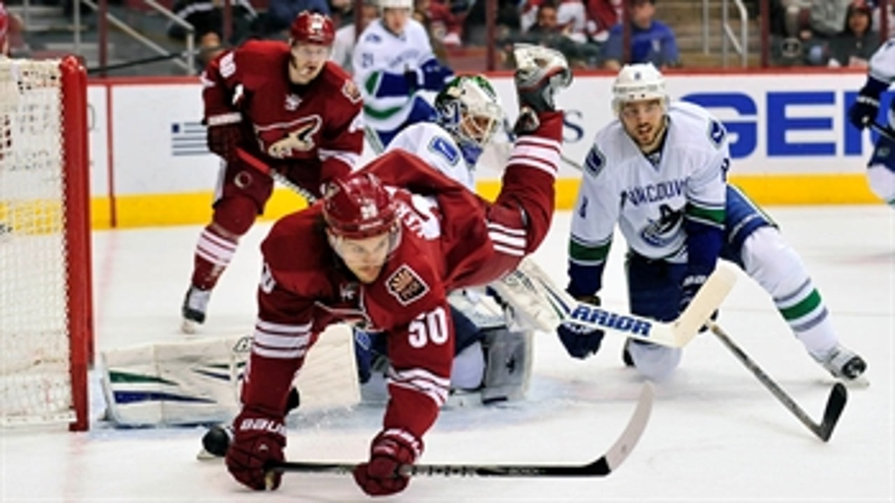 Smith, Coyotes shut out Canucks