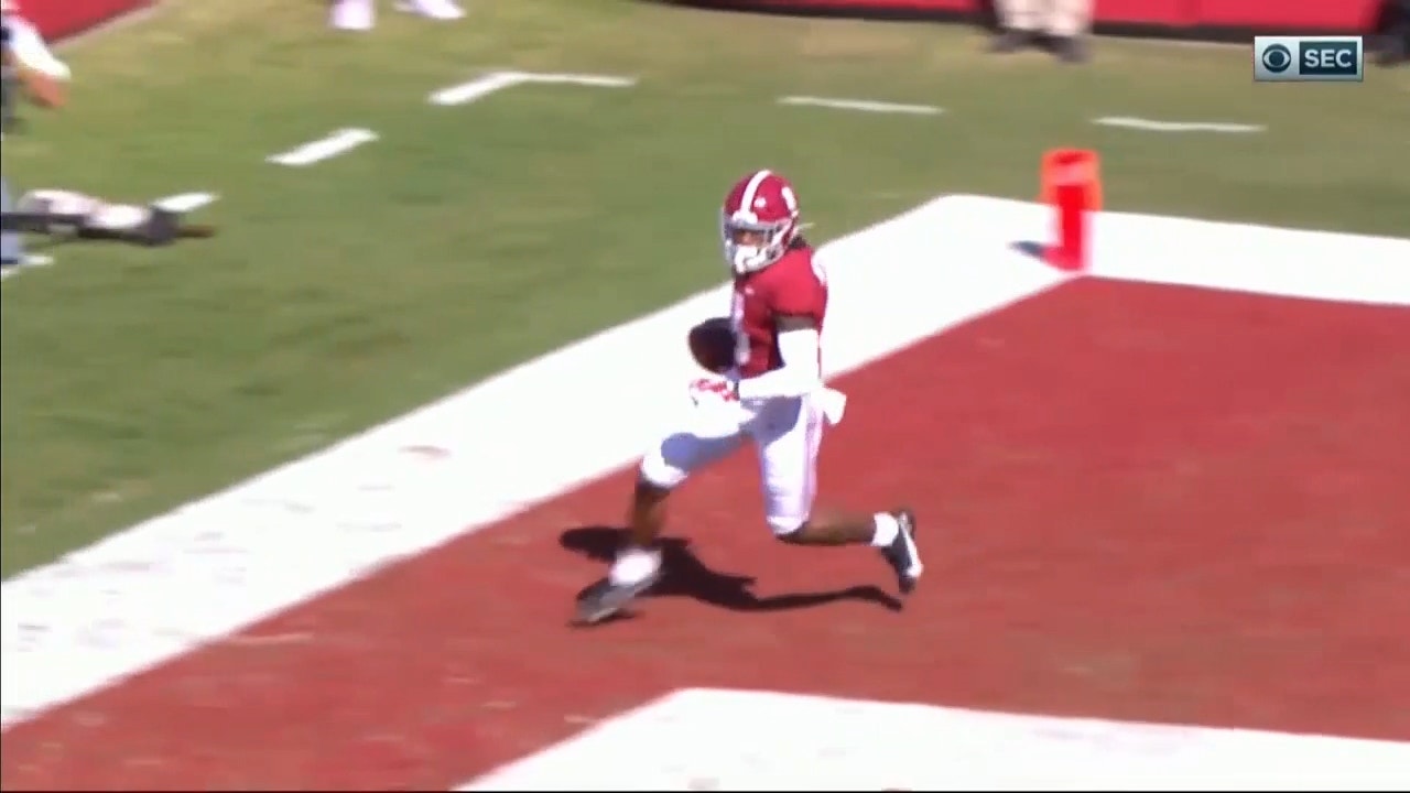 Mac Jones connects with John Metchie III for 78-yard touchdown to give Alabama 7-0 lead