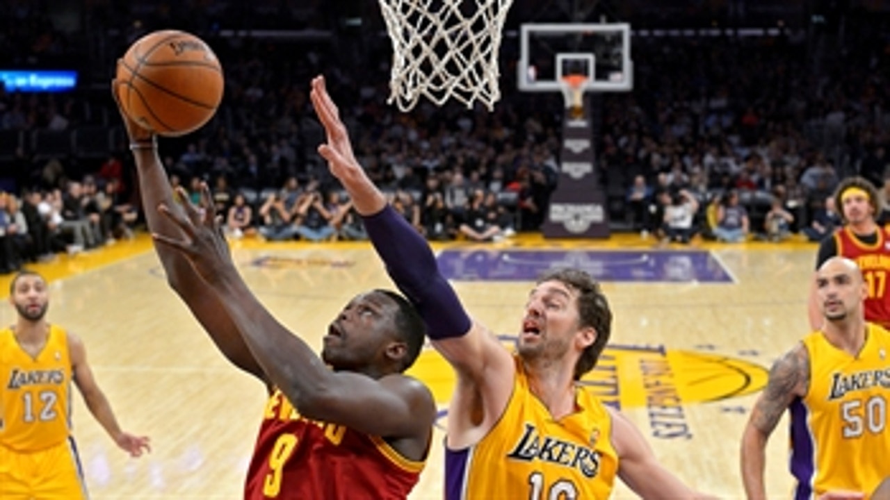 Deng, Cavs edge out Lakers