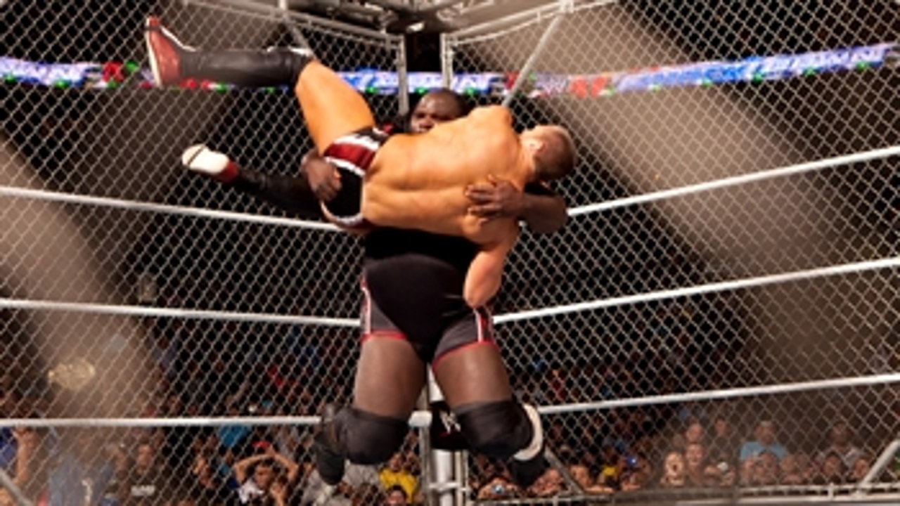Mark Henry delivers thunderous World's Strongest Slam to Daniel Bryan: SmackDown, Nov. 30, 2011
