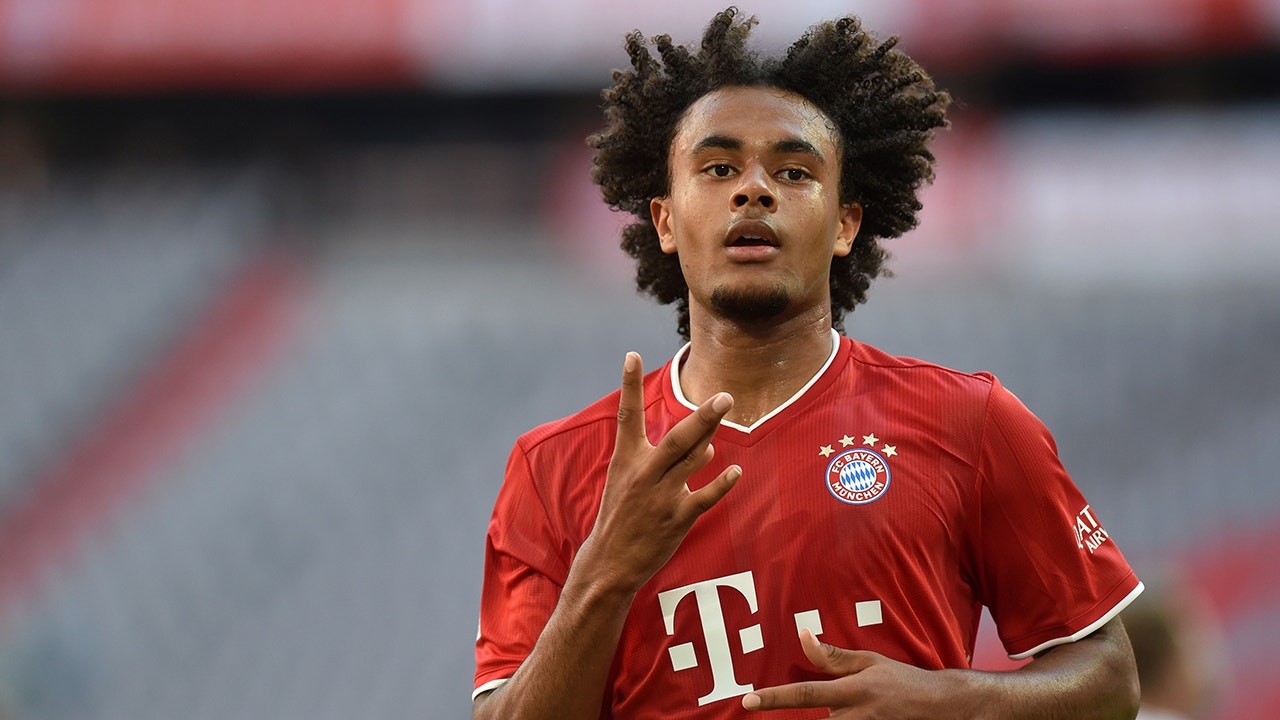 19-year-old Joshua Zirkzee puts Bayern up 1-0 over Mönchengladbach