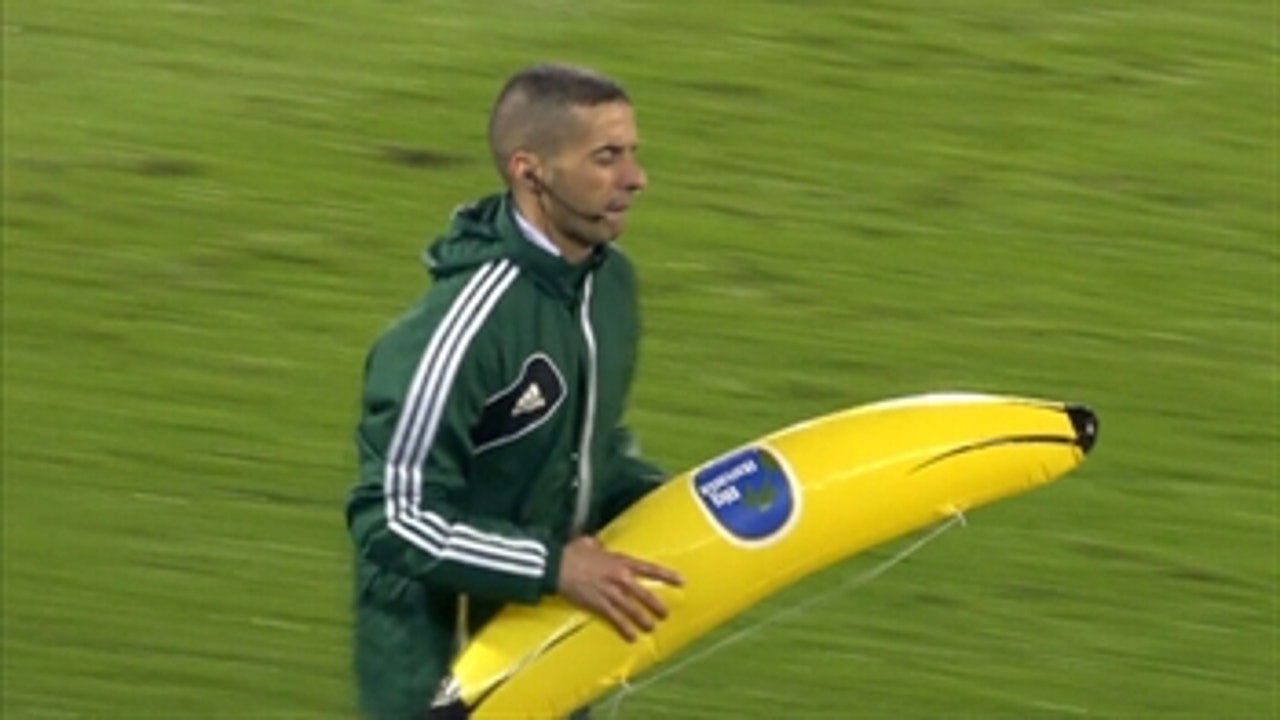 Giant inflatable banana halts Feyernood, Roma match