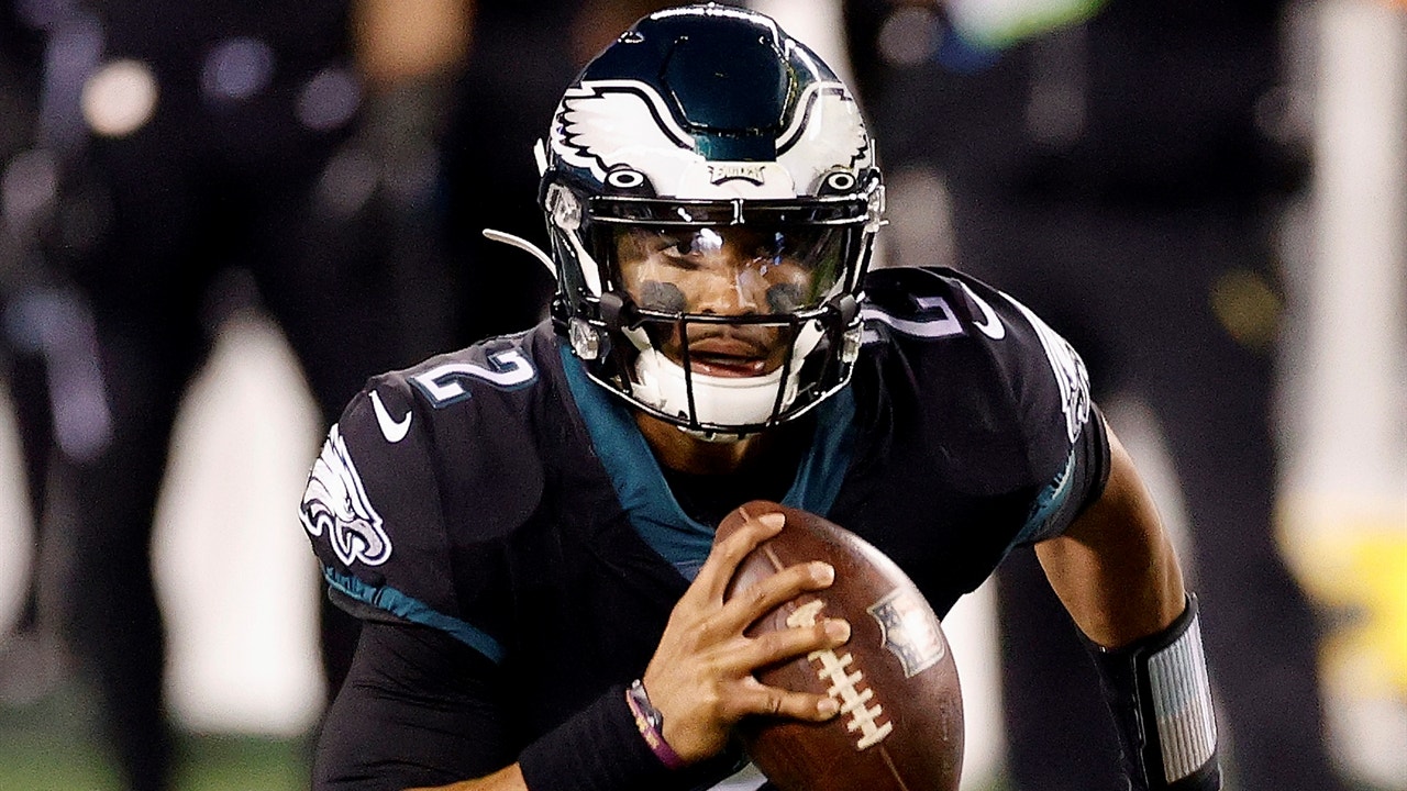 Clay Travis: Eagles are dynamic with Hurts, Kyler & Cardinals are too big of a favorite in Week 15 | FOX BET LIVE