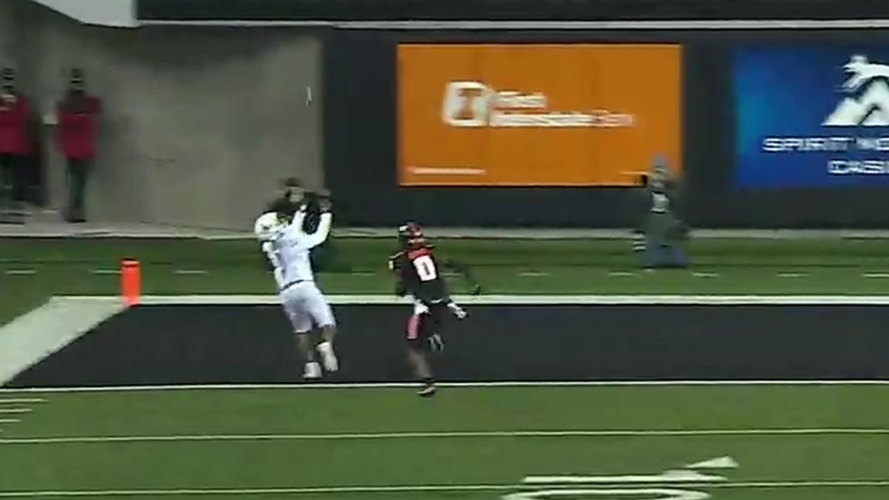 Jayden de Laura finds Travell Harris for a 29-yard touchdown, gives Washington State early lead