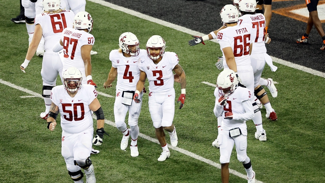 Deon McIntosh punches it in from three yards out, gives Washington State 14-7 halftime lead