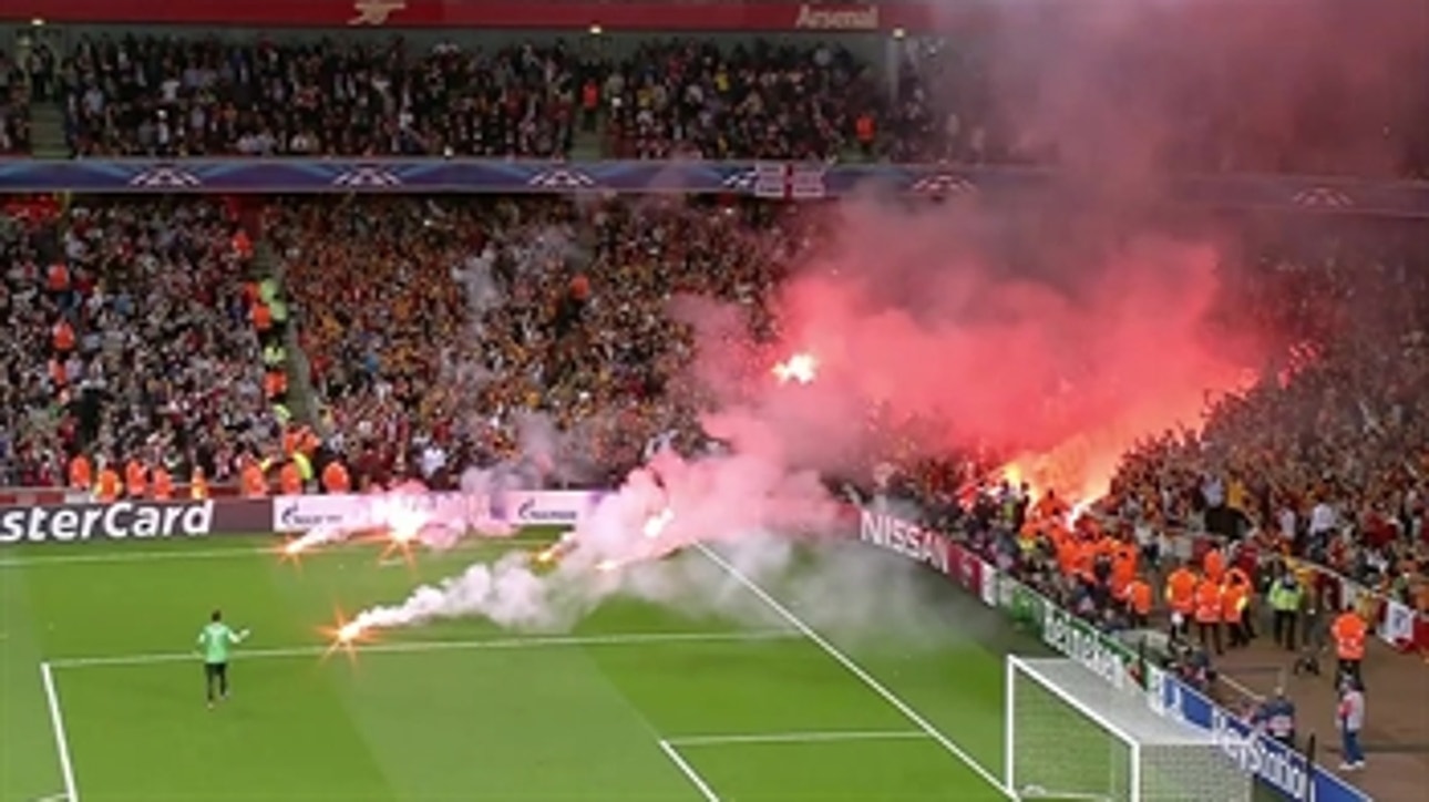 Galatasaray Fans Delay Arsenal Match by Throwing Flares on Pitch