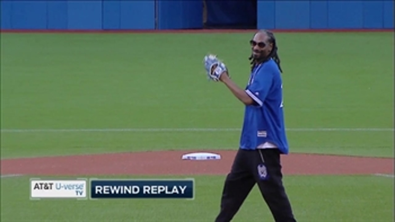 Snoop Dogg throws out first pitch in Blue Jays' game