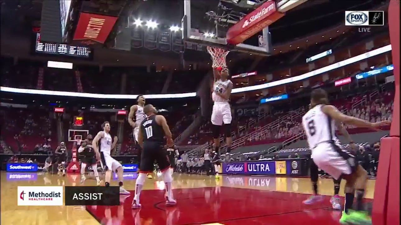 HIGHLIGHTS: Devin Vassell with running start finishes with a Dunk