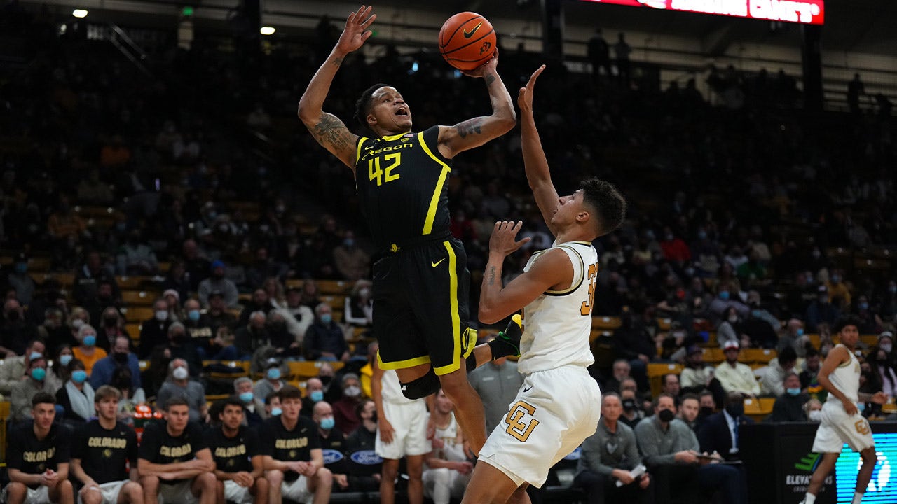 Jacob Young drops 21 points to help Oregon earn its first victory at Colorado, 66-51