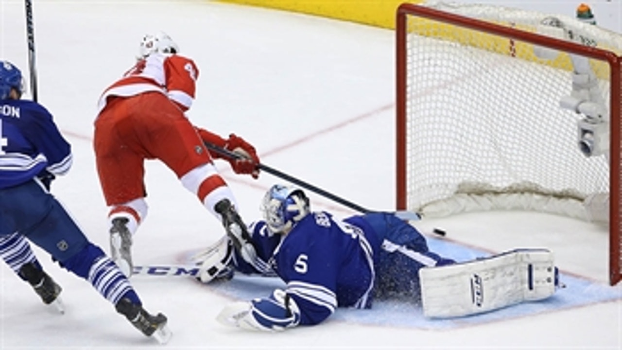 Helm's hat trick powers Red Wings past Leafs