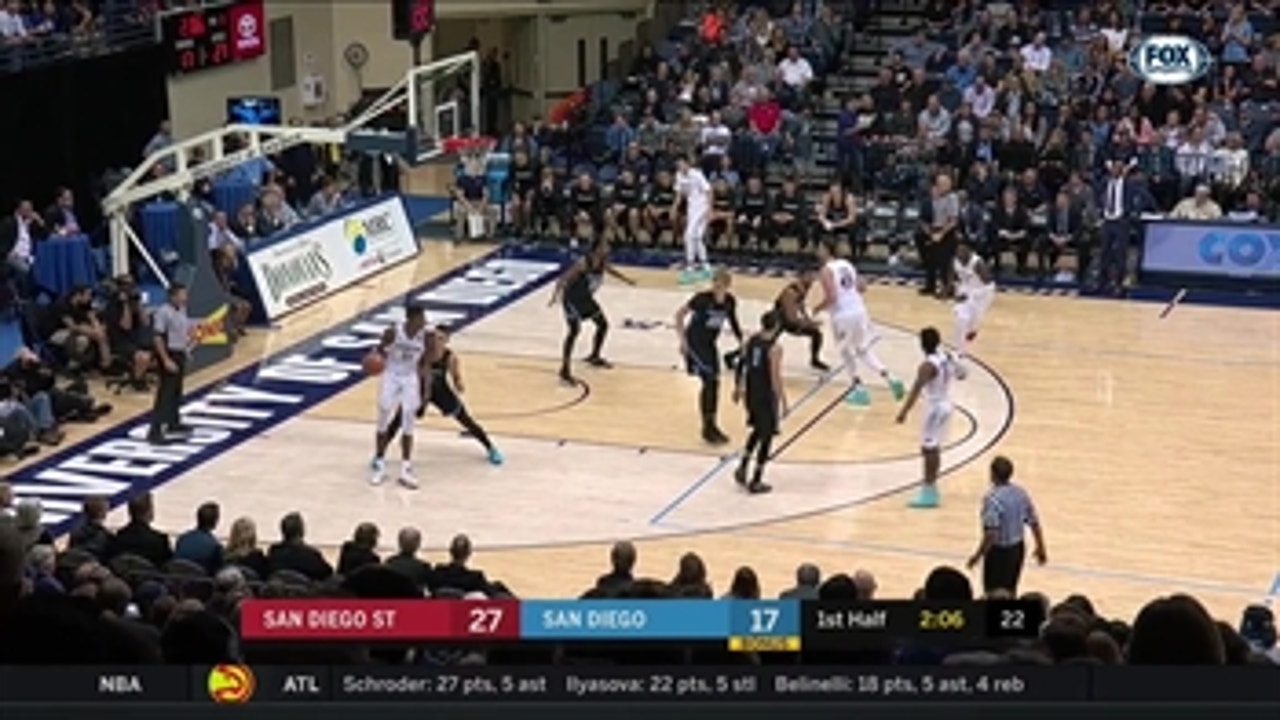 Block leads to a Pineiro layup in transition for the Toreros