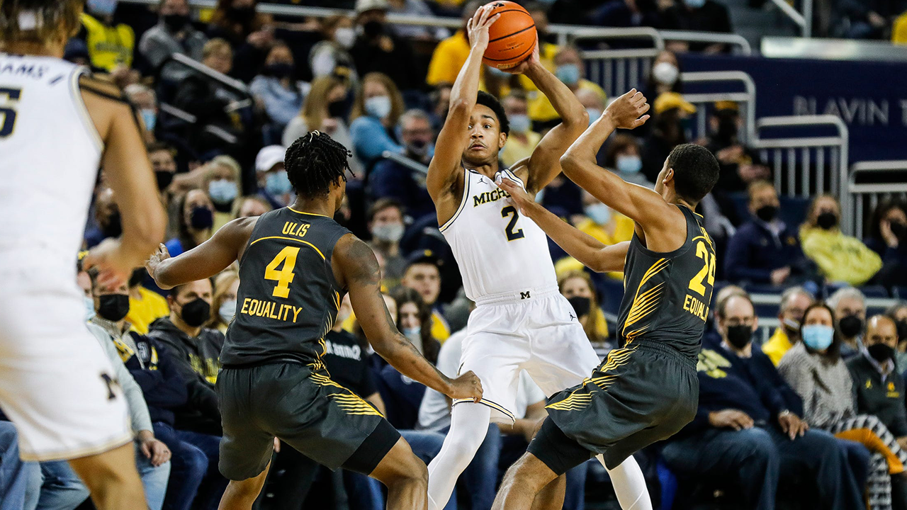 Iowa wins 5th straight game with 82-71 victory over Michigan