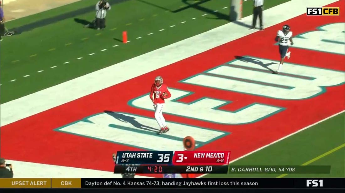 Bryson Carroll connects with Kyle Jarvis for a 12-yard touchdown, New Mexico trails Utah State, 10-35