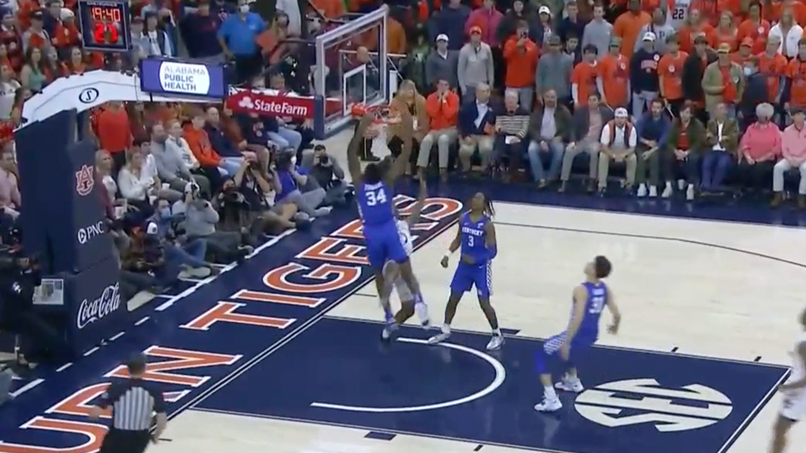 Kentucky gets going early with a ferocious Oscar Tshiebwe jam
