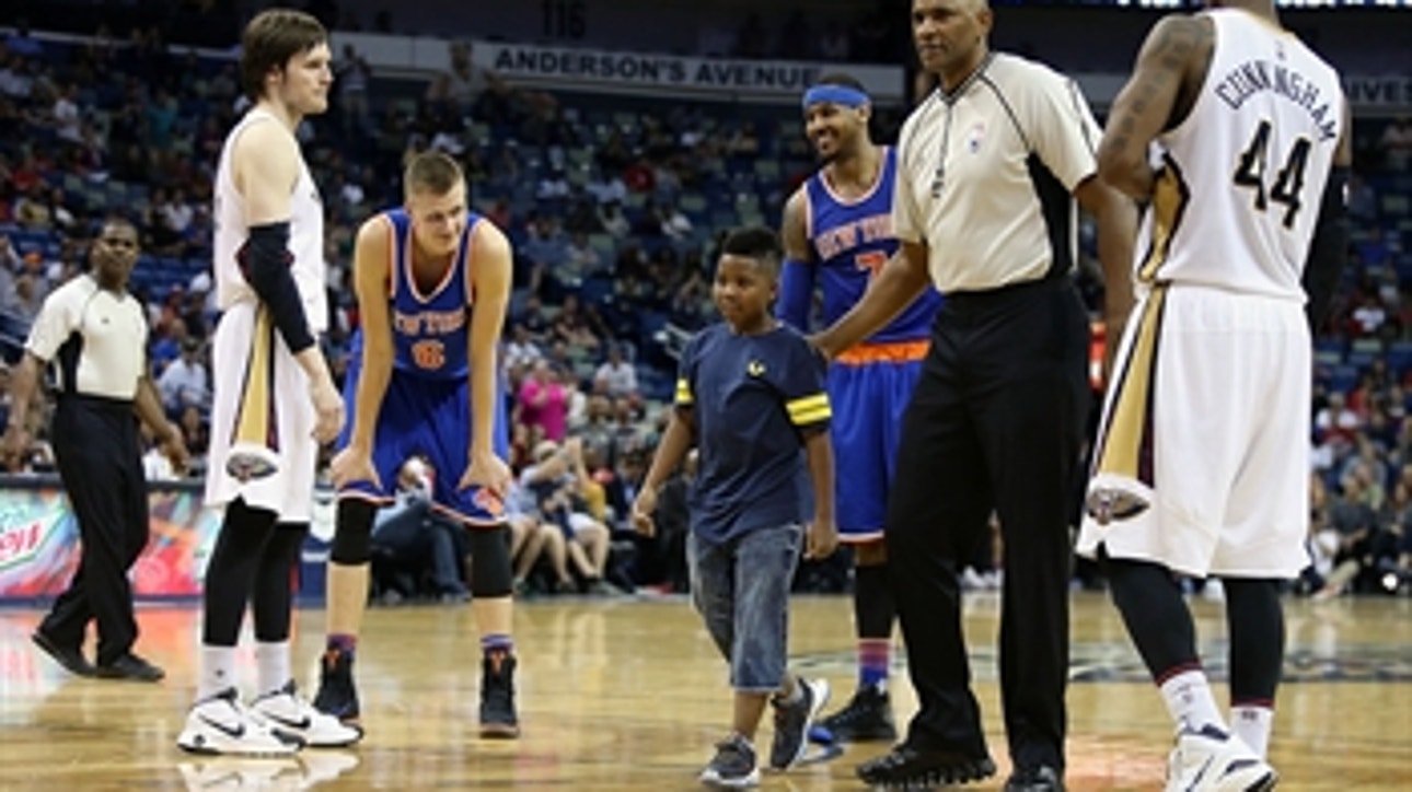 Kid runs onto court, hugs Carmelo Anthony during game