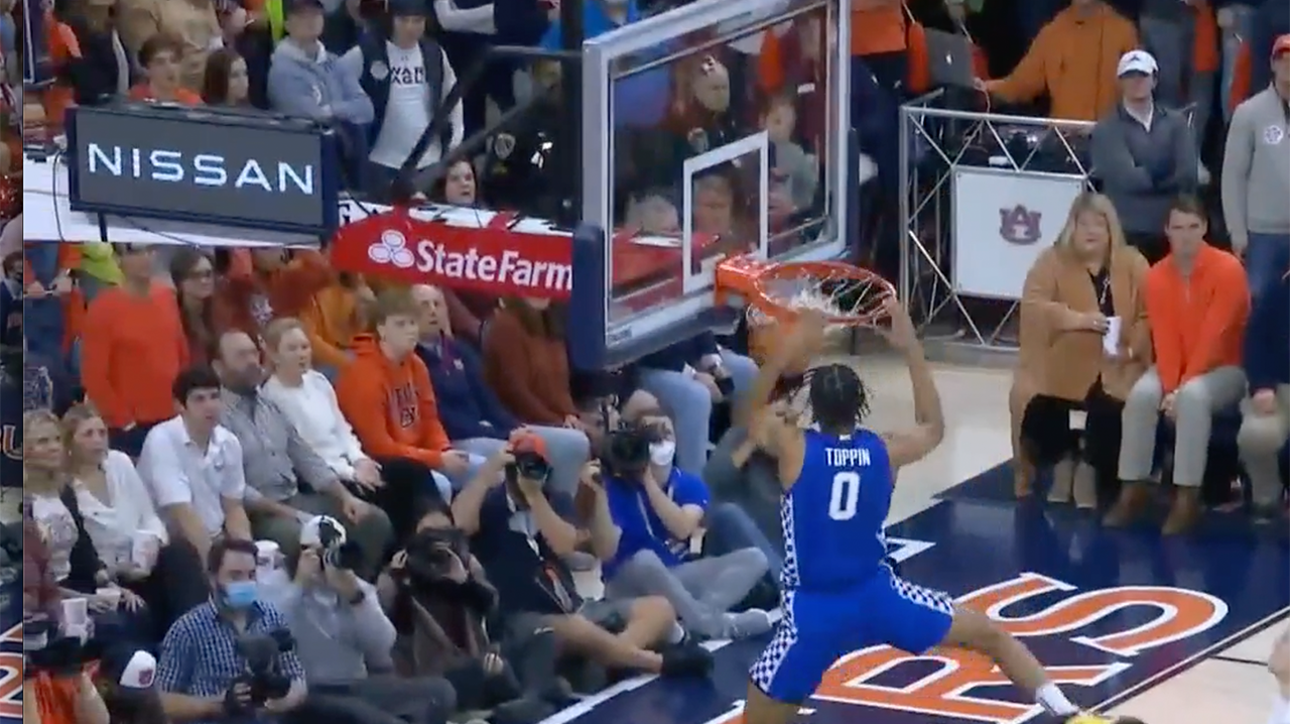 Kentucky's Jacob Toppin grabs a steal and finishes with a 360 dunk!