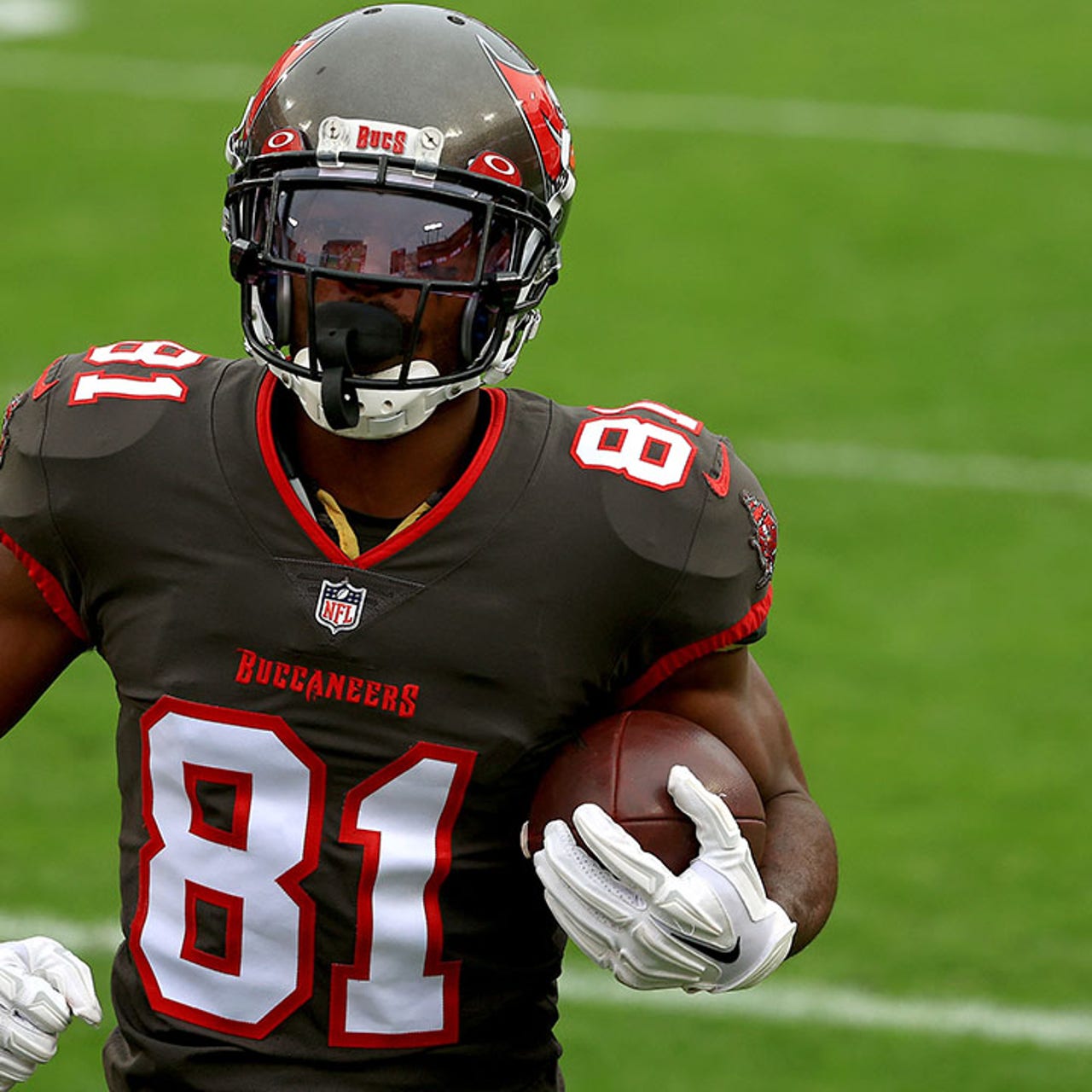 Antonio Brown Quits Buccaneers Team Mid-Game, Removes Pads and
