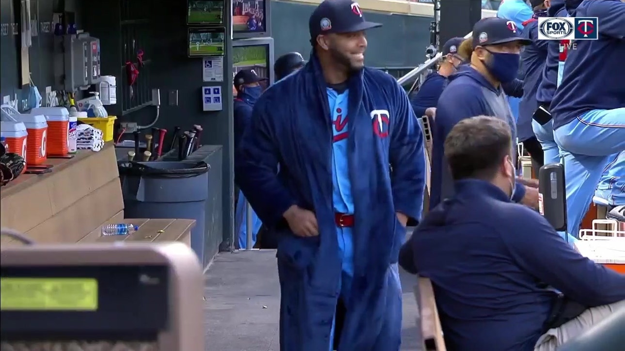 WATCH: Nelson Cruz sports robe in Twins dugout