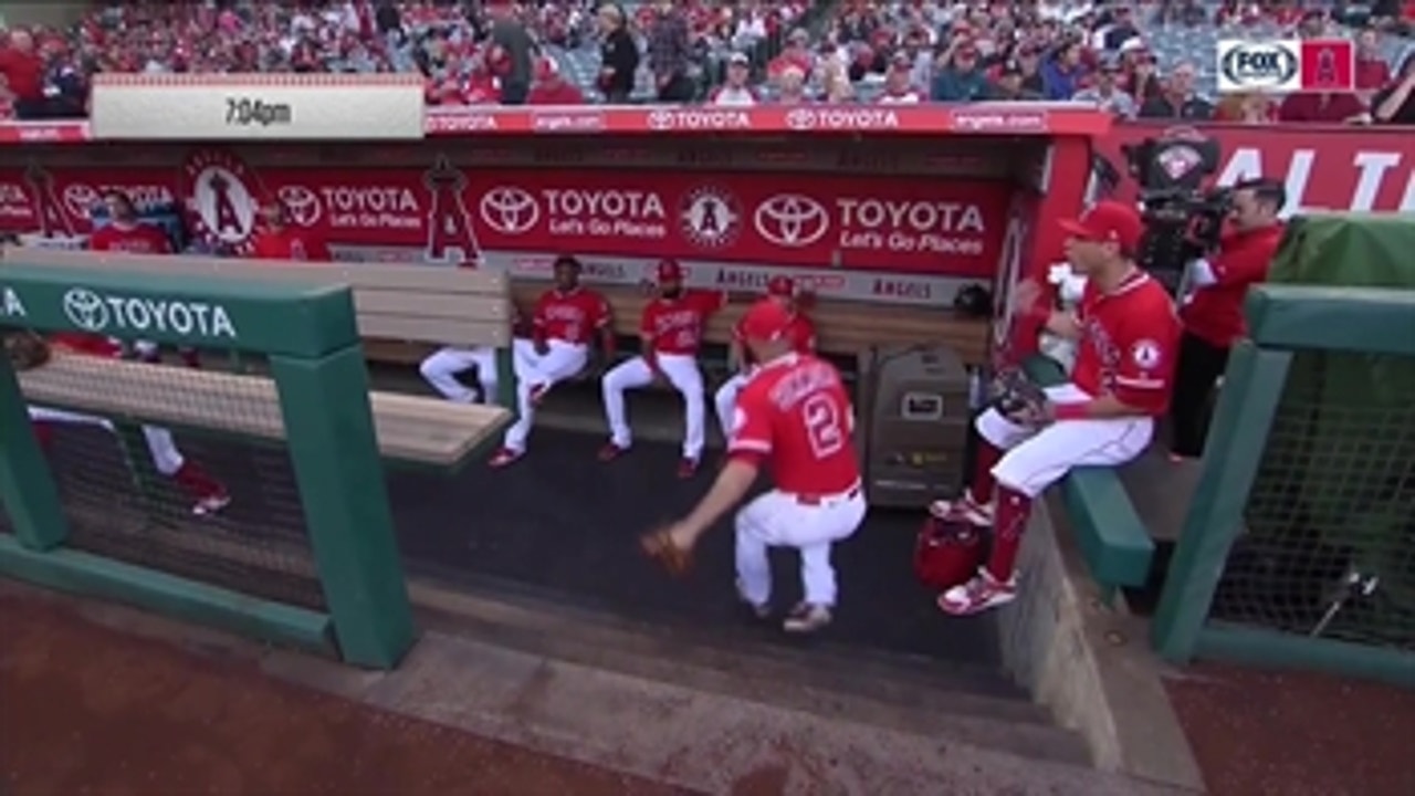 Andrelton Simmons sprains ankle walking into dugout