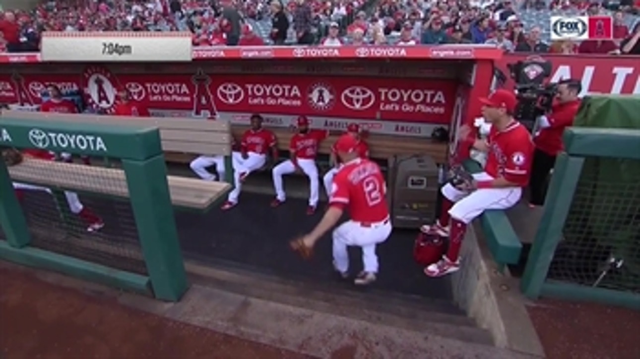 Andrelton Simmons sprains ankle walking into dugout