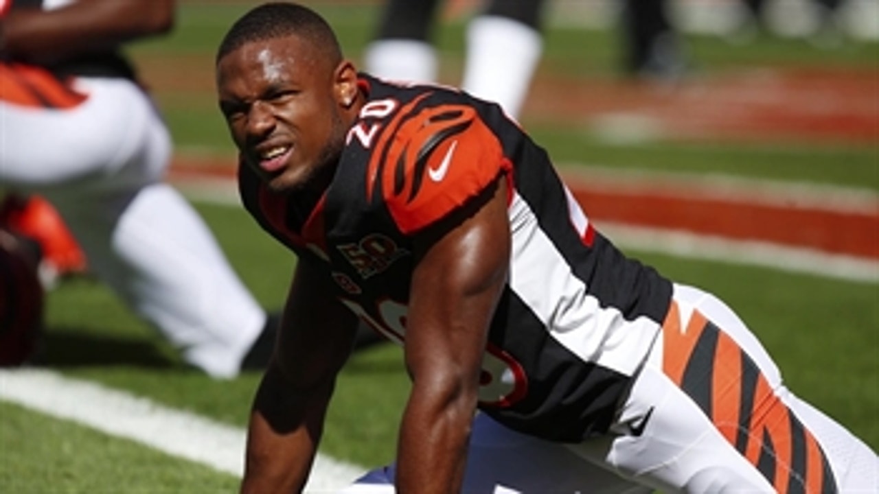 How does Bengals defensive back KeiVarae Russell take care of tight muscles?