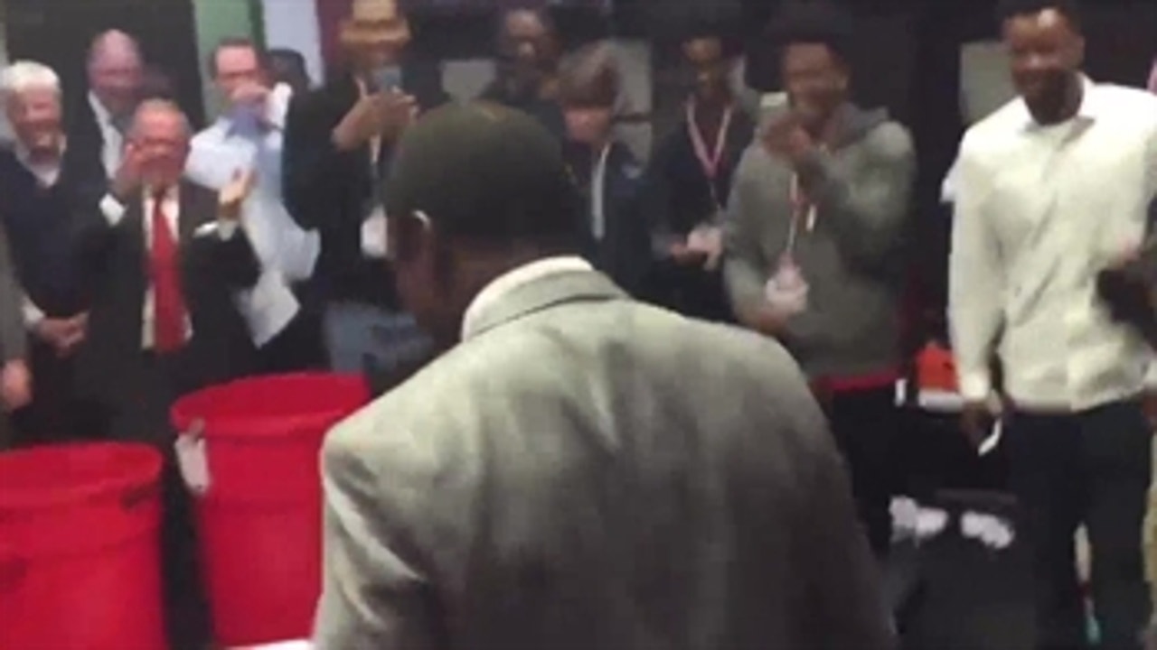 Avery Johnson dances to Young Thug with his team after a big win