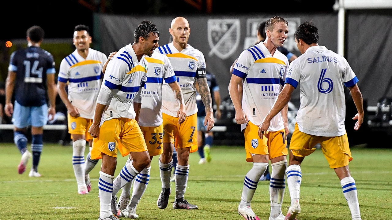 Earthquakes clinch first place in Group B behind two second-half goals, put out Fire 2-0