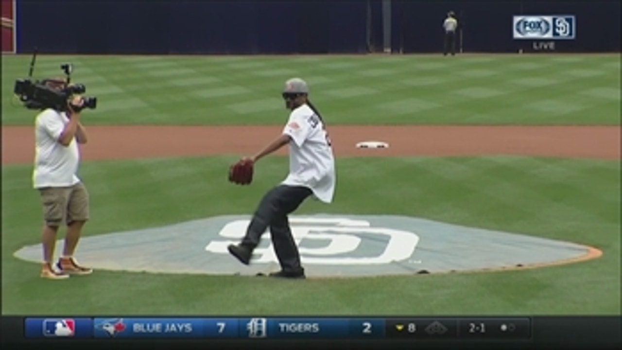 WATCH: Jordan Davis throws out first pitch at Atlanta Braves