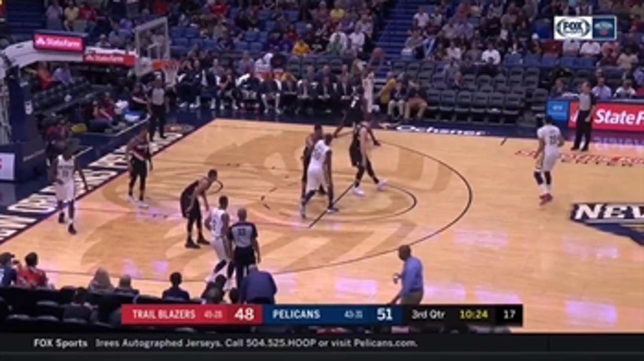 WATCH: Anthony Davis drives to the rim for huge dunk in 3rd quarter