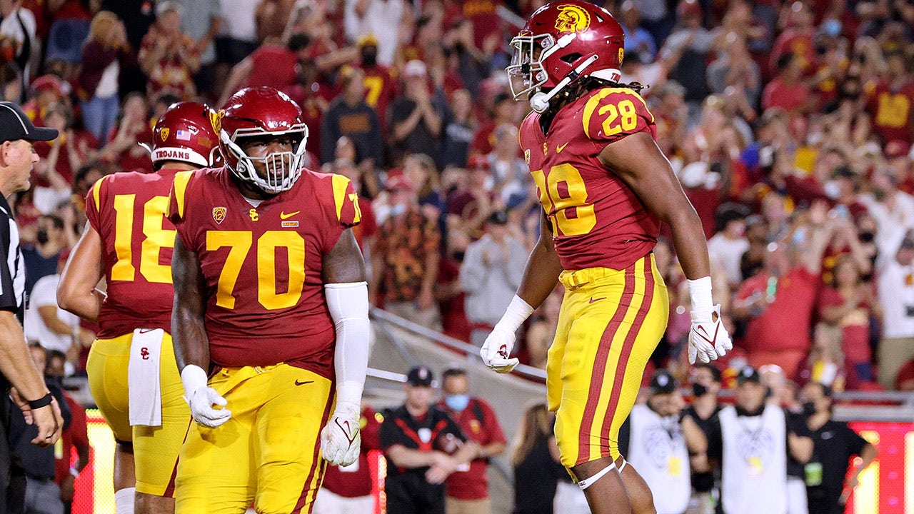 USC's Keaontay Ingram punches it in from two yards out, knots it up against Stanford at 7-7