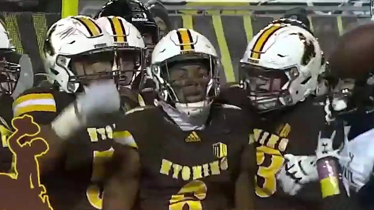 Wyoming INT leads to second TD for Xazavian Valladay, icing game against Hawaii