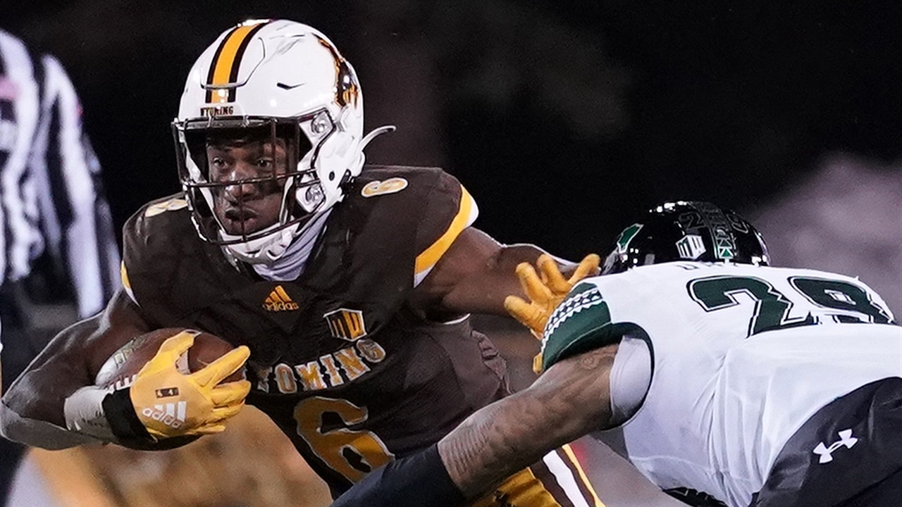 Wyoming RB Xazavian Valladay runs all over Hawai'i defense in 31-7 rout