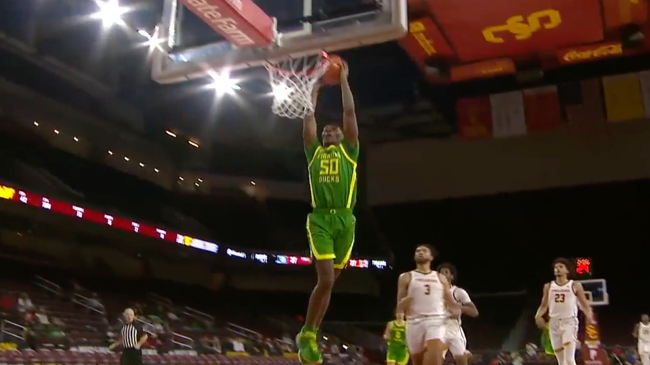 Eric Williams Jr. comes away with the steal and goes coast-to-coast for the dunk as Oregon leads early