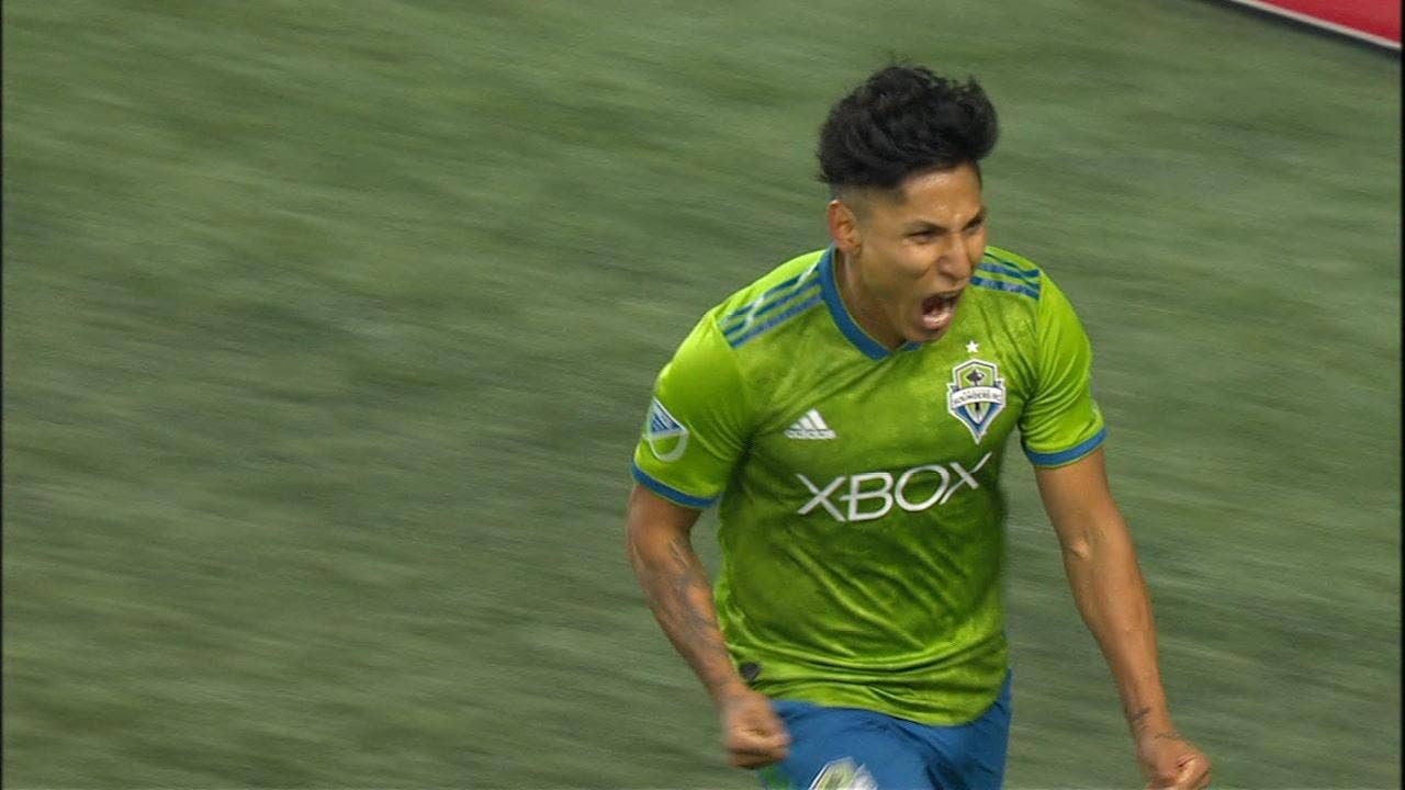 Raul Ruidiaz gives the Seattle Sounders the lead against the Portland Timbers ' Audi 2018 MLS Cup Playoffs