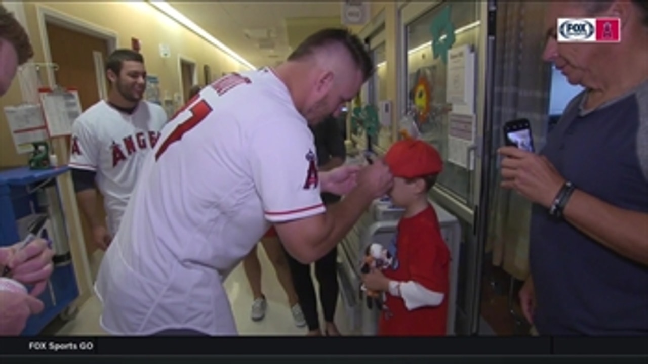 Mike Trout spends birthday giving kids at CHOC gifts