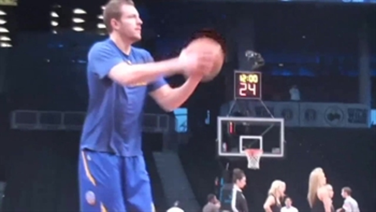 YES: David Lee is ambidextrous