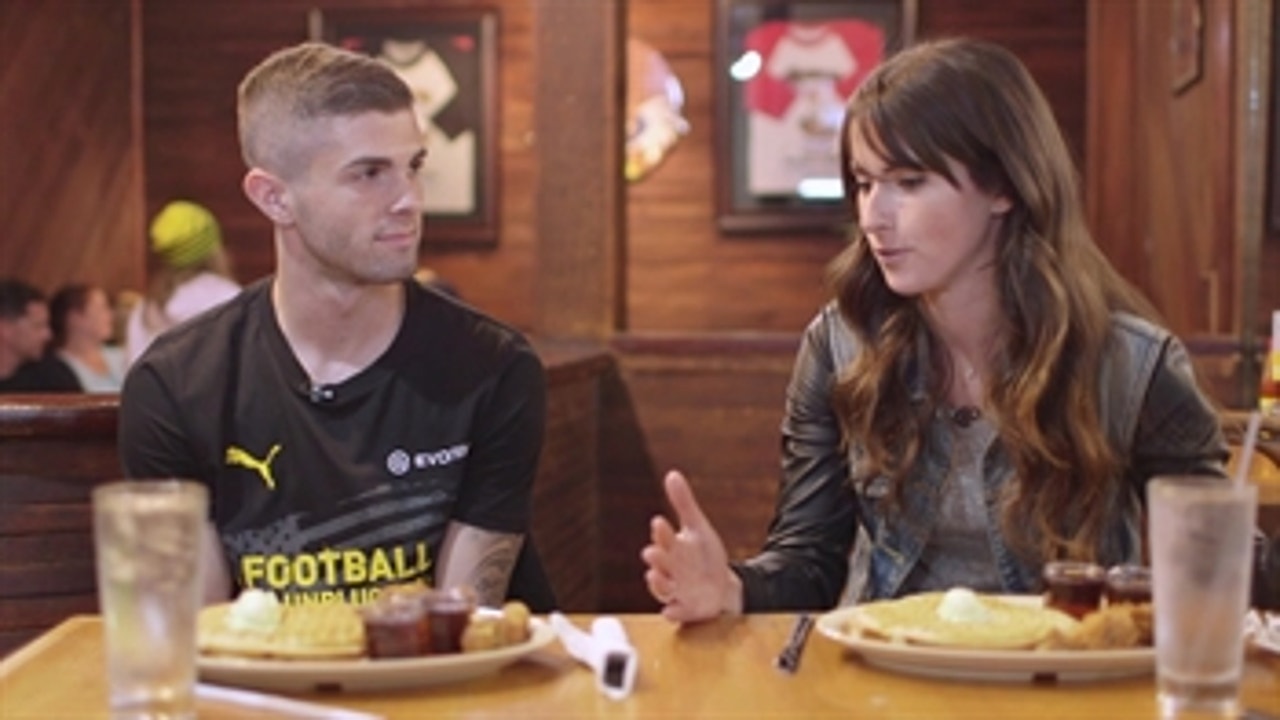 Christian Pulisic tries chicken and waffles ahead of LAFC-Dortmund clash