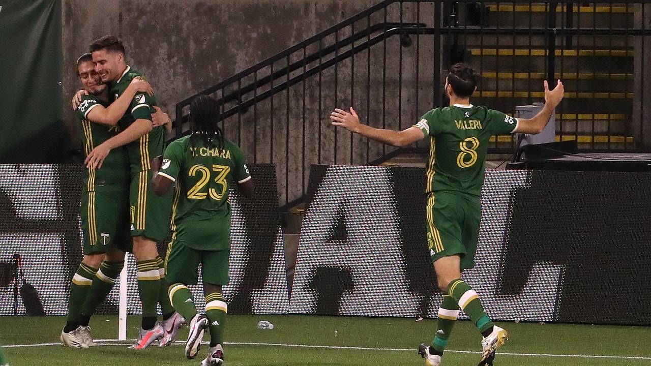 Jaroslaw Niezgoda's two goals help Timbers clinch playoff berth with win over LA Galaxy, 5-2