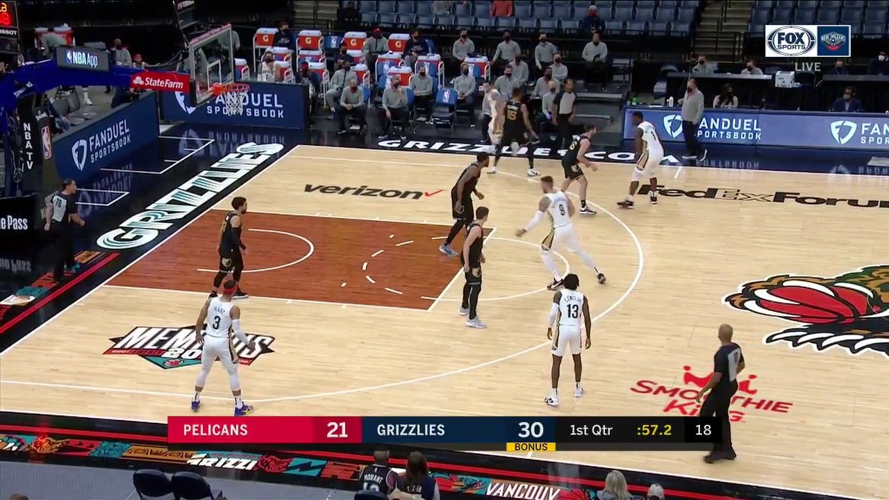 HIGHLIGHTS: Zion Goes to the Hole, Looking for the Foul