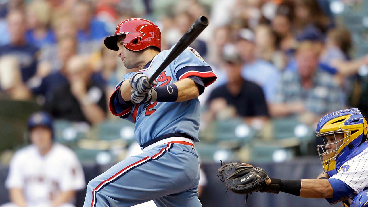 Dozier powers Twins past Brewers
