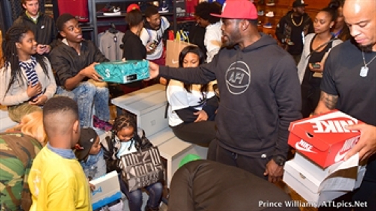 'Tis the season: Falcons great Michael Vick and Big Boi gave kids the gift of shoes