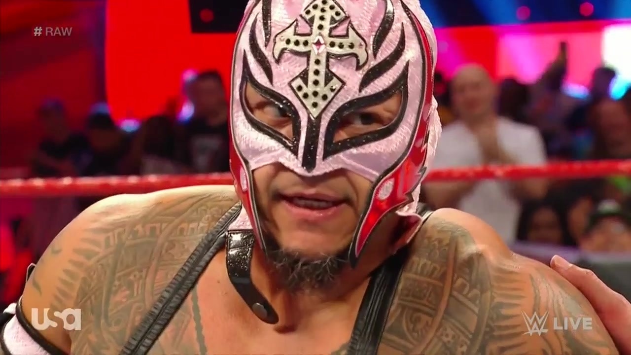 Rey Mysterio takes out Angel Garza in high-flying match