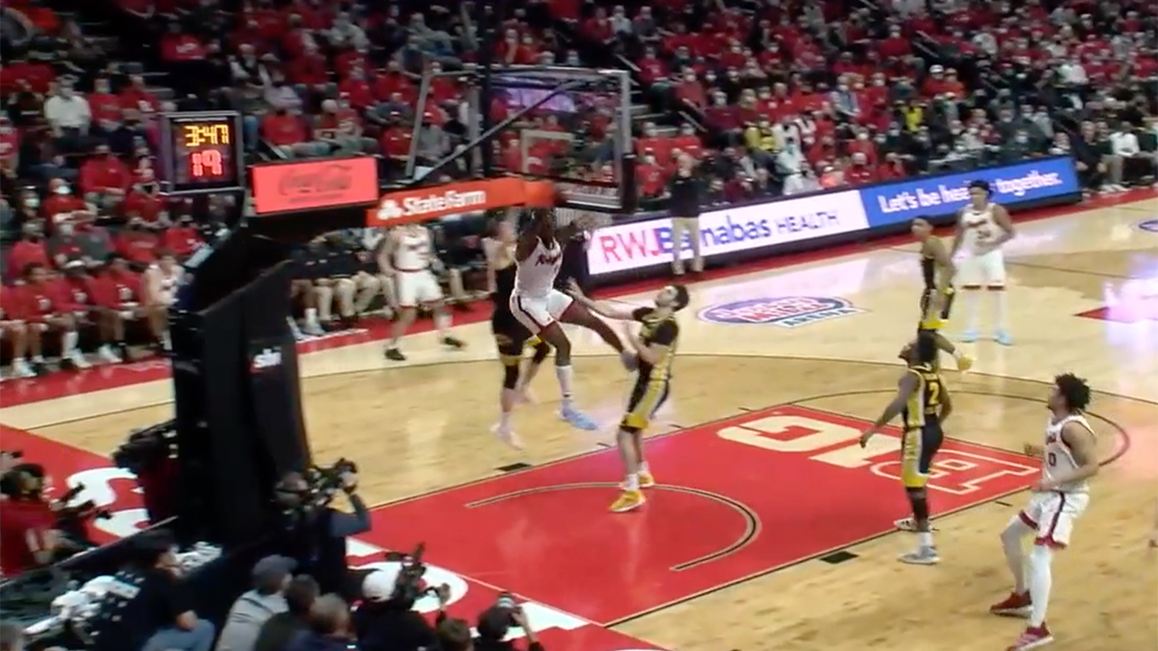 Geo Baker throws the alley and Clifford Omoruyi finishes the oop as Rutgers takes the lead