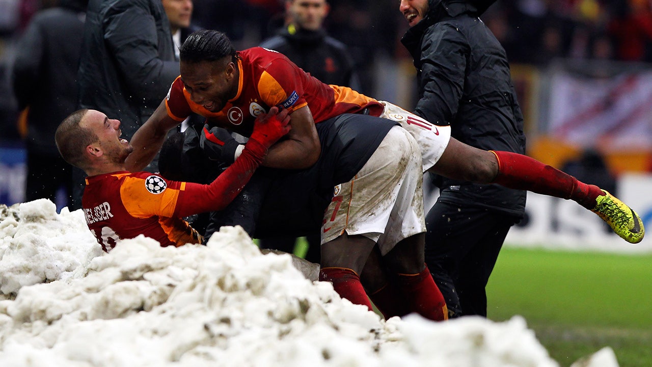 Sneijder sends Galatasaray to knockout round