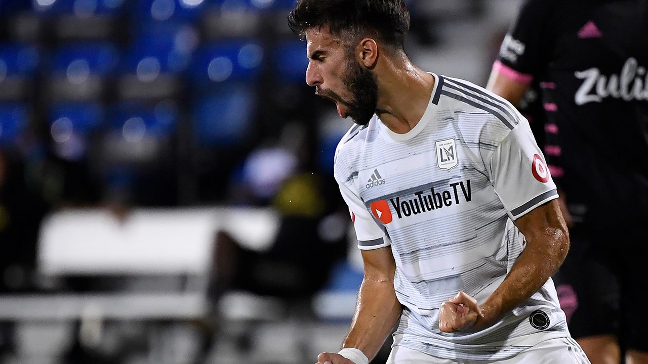 Rossi's second on the night seals the win for LAFC, looking to move into quarters